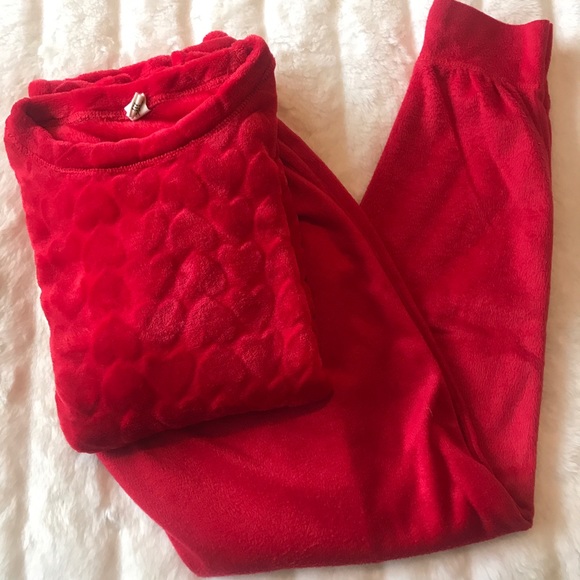HUE Other - 2 Piece Hue Valentine Velour Lounge Set